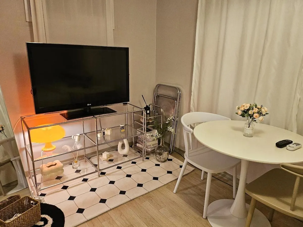 Danbam Sinchon, 2Br Up To 3 People Apartment Seoul